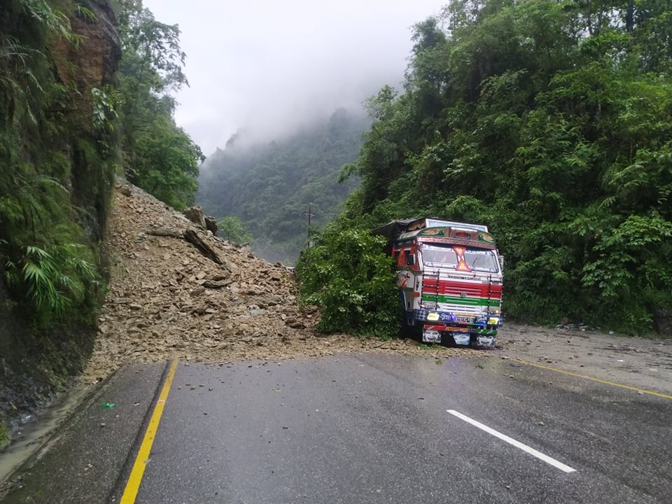 मुग्लिन–नारायणगढ सडकखण्डमा पहिरोका कारण जाममा फसेको ट्रक माथि नै पहिरो खस्यो