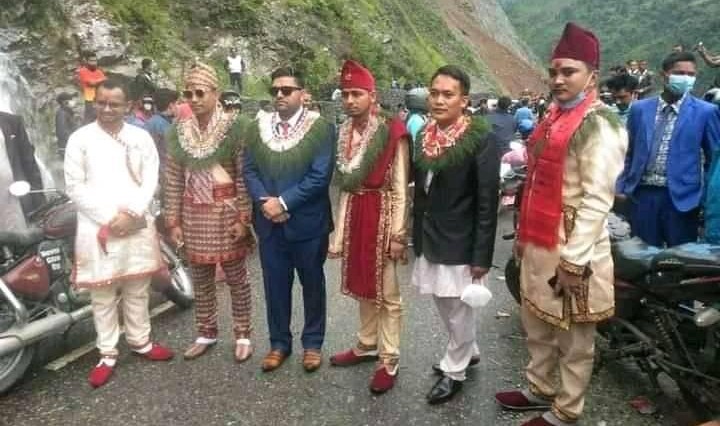 पहिरोले बेहुली लिन हिडेका दुलाहाहरुको बिजोग, सँगै फोटोसेशन, सामाजिक संजालमा भाईरल