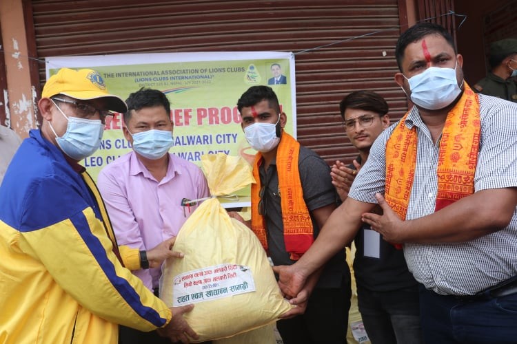 लायन्स क्लब अफ भलवारी सिटि द्वारा देवघाटका भुजेल समुदायका ५५ घरधुरी परिवारलाई राहत वितरण