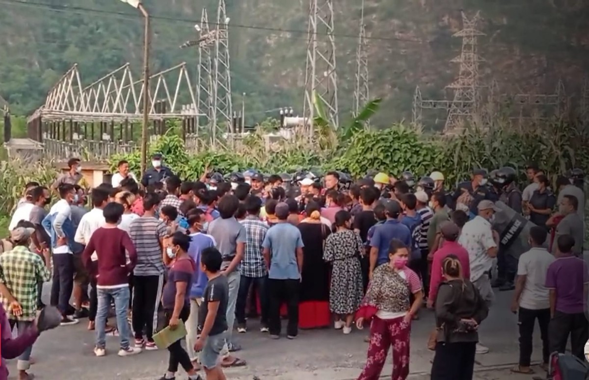 दुर्घटनामा मृत्यु भएकाको परिवारलाई उचित क्षतिपूर्ति, न्याय र दोषिलाई कारबाहीको माग गर्दै आँबुखैरेनीको मार्किचोकमा २ घण्टा पृथ्वी राजमार्ग अवरुद्ध 