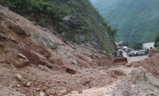 सेती दोभानमा पहिरो झर्दा मुग्लिन-नारायणगढ सडक आज पनि अवरुद्ध