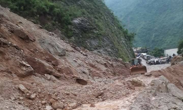 सेती दोभानमा पहिरो झर्दा मुग्लिन-नारायणगढ सडक आज पनि अवरुद्ध