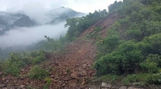 कालिखोलामा सुख्खा पहिरो जादा मुग्लिन-नारायणगढ सडक बिहानै देखि अवरुद्ध