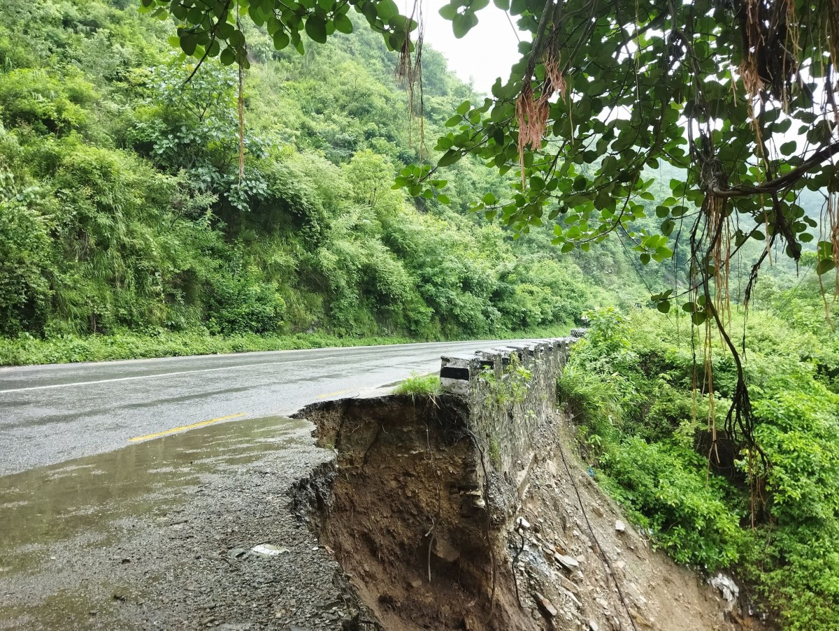 मुग्लिन–आँबुखैरेनी सडक अन्तर्गत पावर हाउस नजिकै मस्र्याङ्गदी नदीले सडक कटान गर्‍यो, पृथ्वीराजमार्ग एकतर्फी संचालन