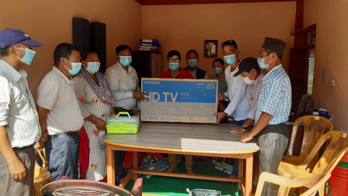 एस ओ एस वालग्रामद्धारा एलईडी र शैक्षिक तथा स्वास्थ्य समाग्री वितरण