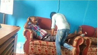 धनुषाको बिदेह नगरपालिकाका मेयर बेचन दासको भाईरल तस्विरः कार्यकक्षमा नै सहयोगीलाई मालिस गर्न लगाईयो