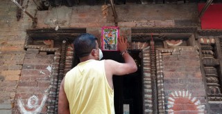 आज नाग पञ्चमीः घरघरको मूल ढोकामा नागको तस्वीर टाँसेर पूजा गरिंदै