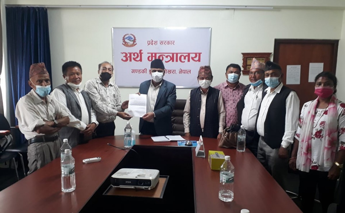 वडामै खाता सञ्चालनको माग गर्दै गोरखाका वडाध्यक्षहरुले मूख्यमन्त्रिलाई बुझाए ज्ञापन पत्र