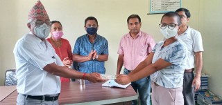 आमाको काजक्रिया गर्ने  आँबुखैरेनी बस्ने गोरखाकी साहसिक छोरी अर्चना नराललाई वर्षदिनको पढाई खर्चको व्यवस्था