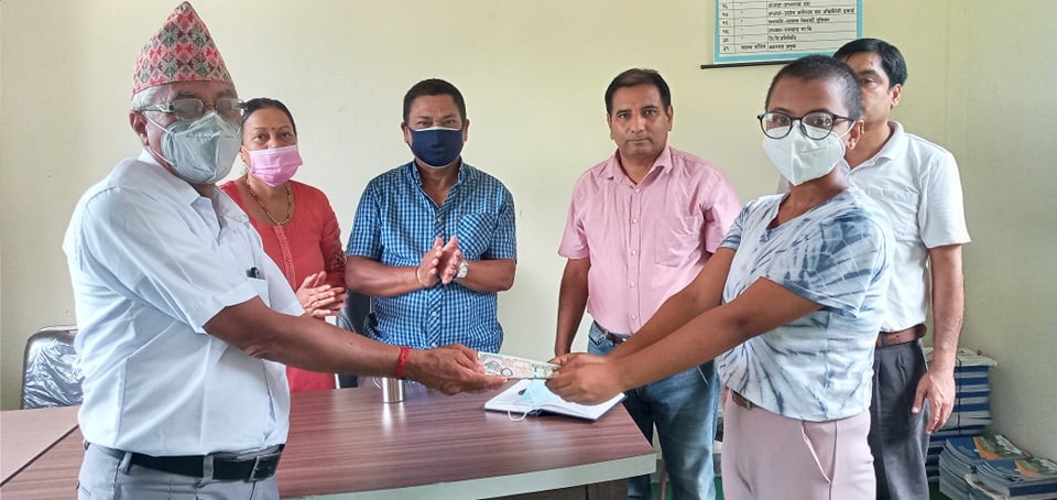 आमाको काजक्रिया गर्ने  आँबुखैरेनी बस्ने गोरखाकी साहसिक छोरी अर्चना नराललाई वर्षदिनको पढाई खर्चको व्यवस्था