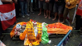 नेपाली कांग्रेसको झण्डा ओढाउदै दाहाखानीका पूर्व प्रधानपंच कमानसिंह गुरुङको शव देवघाटमा अन्त्येष्टि