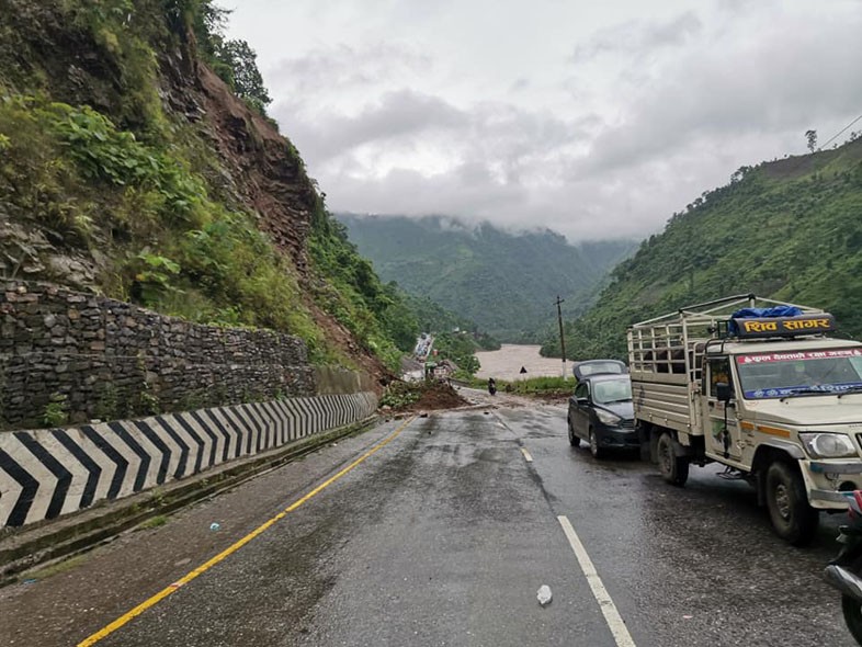 पहिरोले अवरुद्ध  मुग्लिन–नारायणगढ सकडखण्ड दुइतर्फी सुचारु
