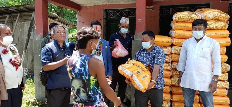 गण्डकी गाउँपालिकाका आठ सय चेपाङ परिवारलाई संभव नेपालद्धारा खाद्यान्न सहयोग