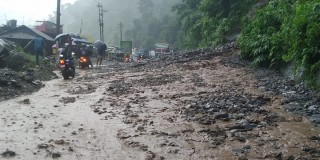 पाँचकिलोमा लेदो सहितको पहिरो जादा मुग्लिन–नारायणगढ सडक अवरुद्ध