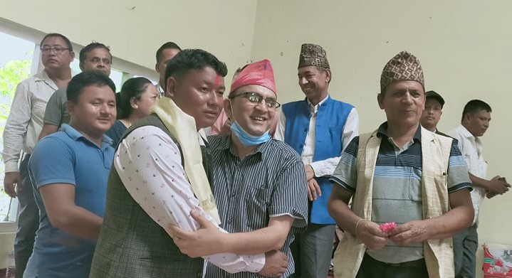 इच्छाकामना ७ मा माओवादी केन्द्रका सचिवालय सदस्य बोध बहादुर गोलेको नेतृत्वमा ६१ जना एमालेमा प्रवेश