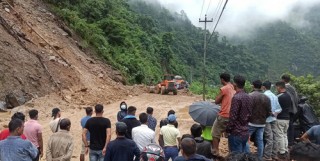 पहिरोका कारण विहानैदेखि अवरुद्ध मुग्लिन–नौविसे सडक दुइर्फी सुचारु