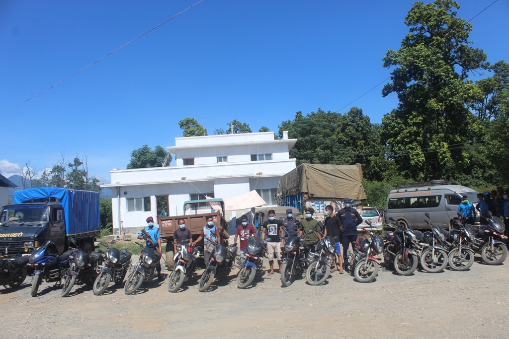 नवलपुरबाट १६ वटा चोरीका मोटरसाइकल सहित ६ जना पक्राउ