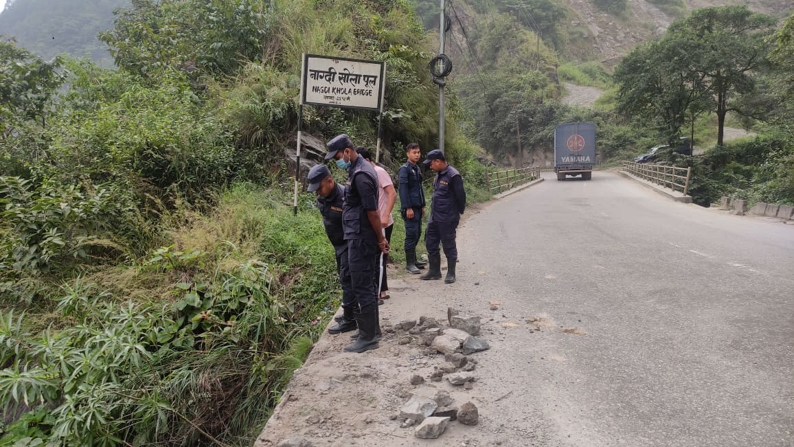 मध्यरातमा मुग्लिन नजिकै नाग्दिखोलाबाट त्रिशूलीमा कार खस्यो, ३ जना वेपत्ता, १ जना घाईते