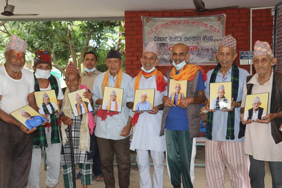 देवघाटका ३८ जना जेष्ठ नागरिकलाई फोटोद्वारा सम्मान