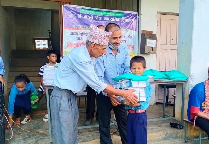 गोरखा धुवाकोट स्थित मदनेडाँडाका विद्यार्थीहरुलाई शैक्षिक सामाग्री र पोशाक वितरण