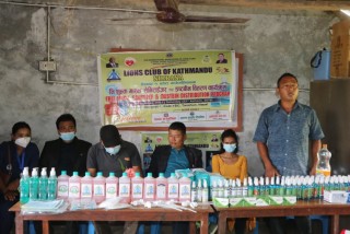 लायन्स क्लब काठमाडौ र अरुणा आयुर्वेदिक क्लिनिकद्वारा देवघाटमा माक्स, सेनिटाइजर तथा डष्टविन वितरण