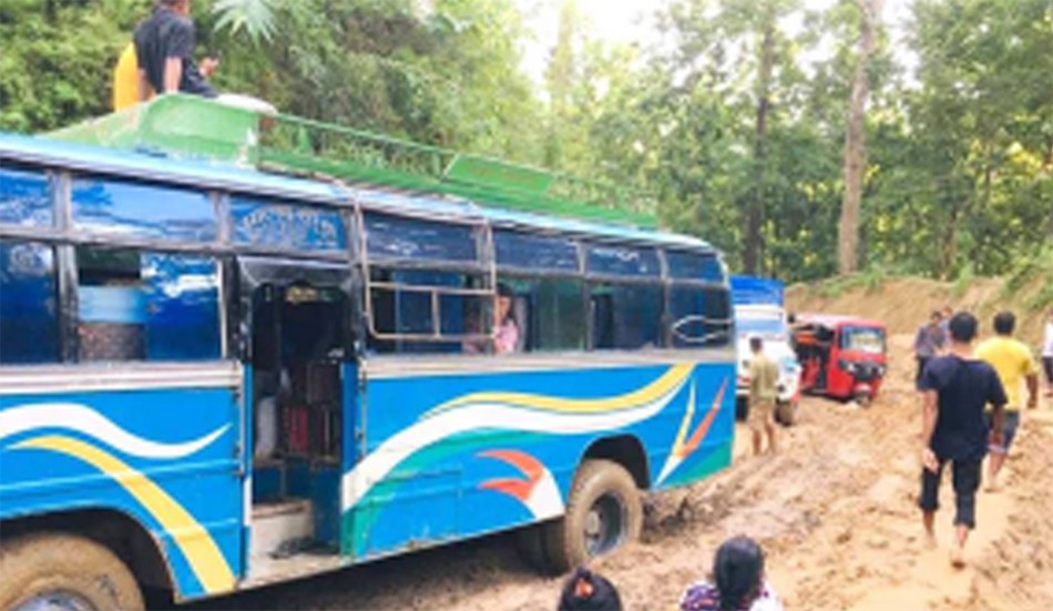 तनहुँको देवघाट–कोटा–खाल्टे सडकखण्ड समयमै मर्मत नगर्दा दशैंमा स्थानीयलाई आवतजावतमा सास्ती
