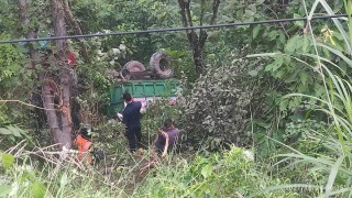 इच्छाकामना गाउँपालिकाको फोहोर संकलन गर्ने ट्याक्टर केवलकार नजिकै दुर्घटना