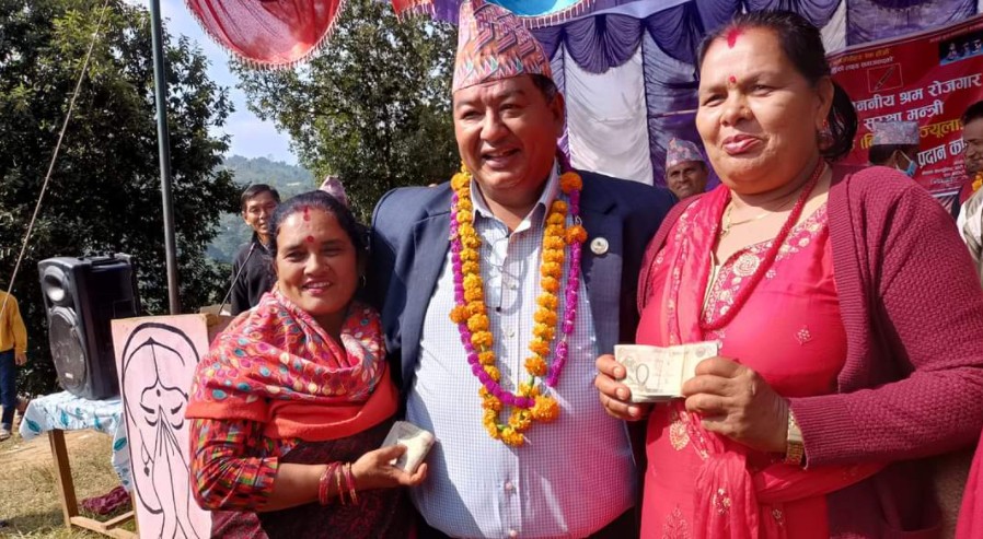 श्रममन्त्री किसान श्रेष्ठले दिए २ आमा समूहलाई आफुले पाउने मासिक तलबभक्ता वापतको रकम