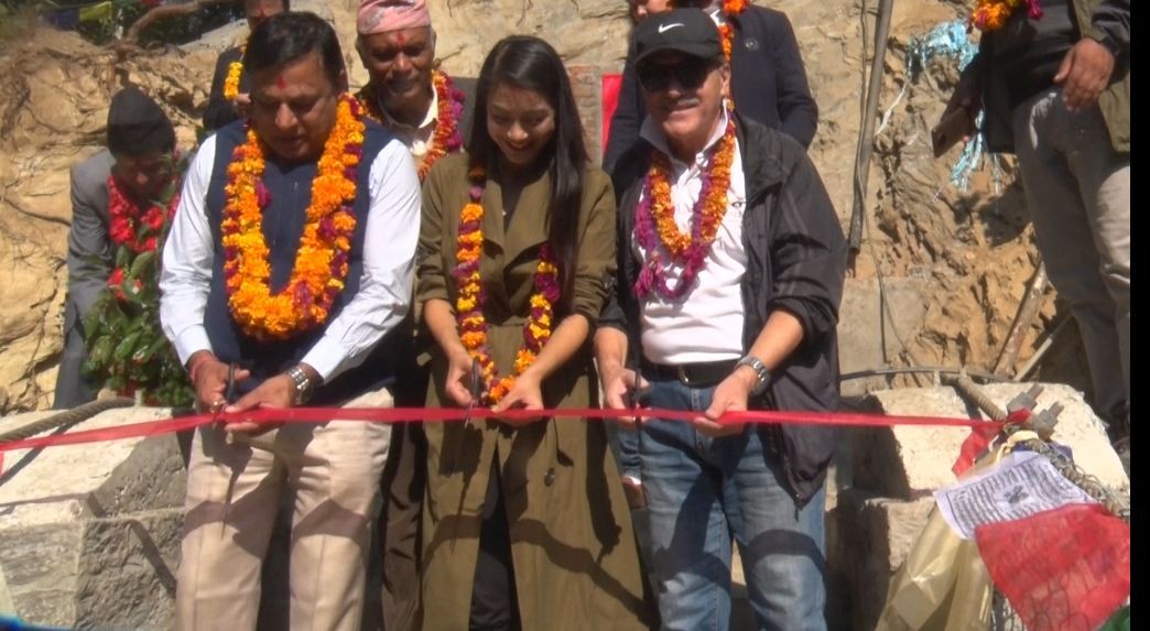 मिस नेपाल नम्रता श्रेष्ठले बनाईन् धादिङमा झोलुङ्गे पुल