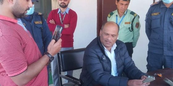 चितवनमा मालपोत कार्यालयको हाकिम र अमिन घूससहित रंगेहात पक्राउ