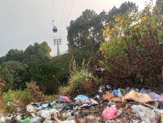 प्रसिद्ध धार्मिकस्थल मनकामना मन्दिर र बजारको फोहोर केबलकार स्टेशन नजिकै बेतेनी होमस्टे जाने बाटोमा थुपार्दै, जलाउदै