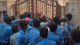 शिक्षक नआएपछि विद्यार्थीले लगाए गाउँपालिका र विद्यालयमा ताला