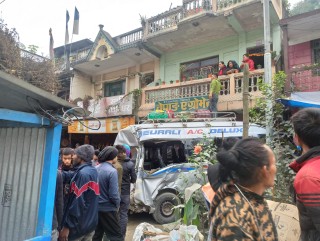 इच्छाकामनाको फिस्लिङ बजारमा घरभित्रै माईक्रो बस छिरेपछि...
