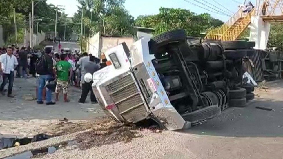 आप्रवासी बोकेको ट्रक मेक्सिकोमा पल्टियो, ४९ जनाको मृत्यु