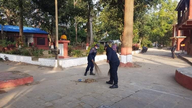 देवघाटको मणिमुकुन्देश्वर चक्रबती मन्दिर वरिपरि प्रहरीद्वारा सरसफाई