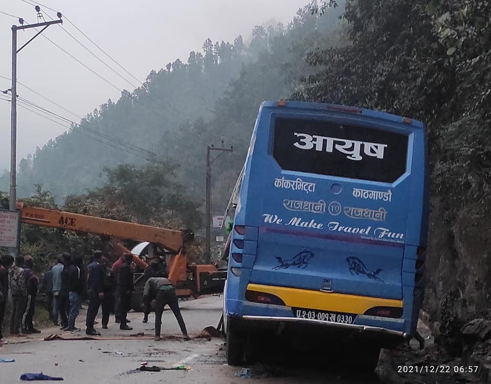 इच्छाकामनाको चुम्लिङ्गटार नजिकै रात्रिबस दुर्घना, मुग्लिन–नौबिसे सडक ३ घण्टा अवरुद्ध