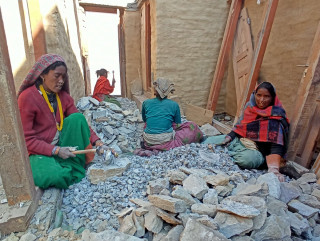 भाेककाे आगाेले गिट्टी कुट्न बाध्य मुगुका महिला