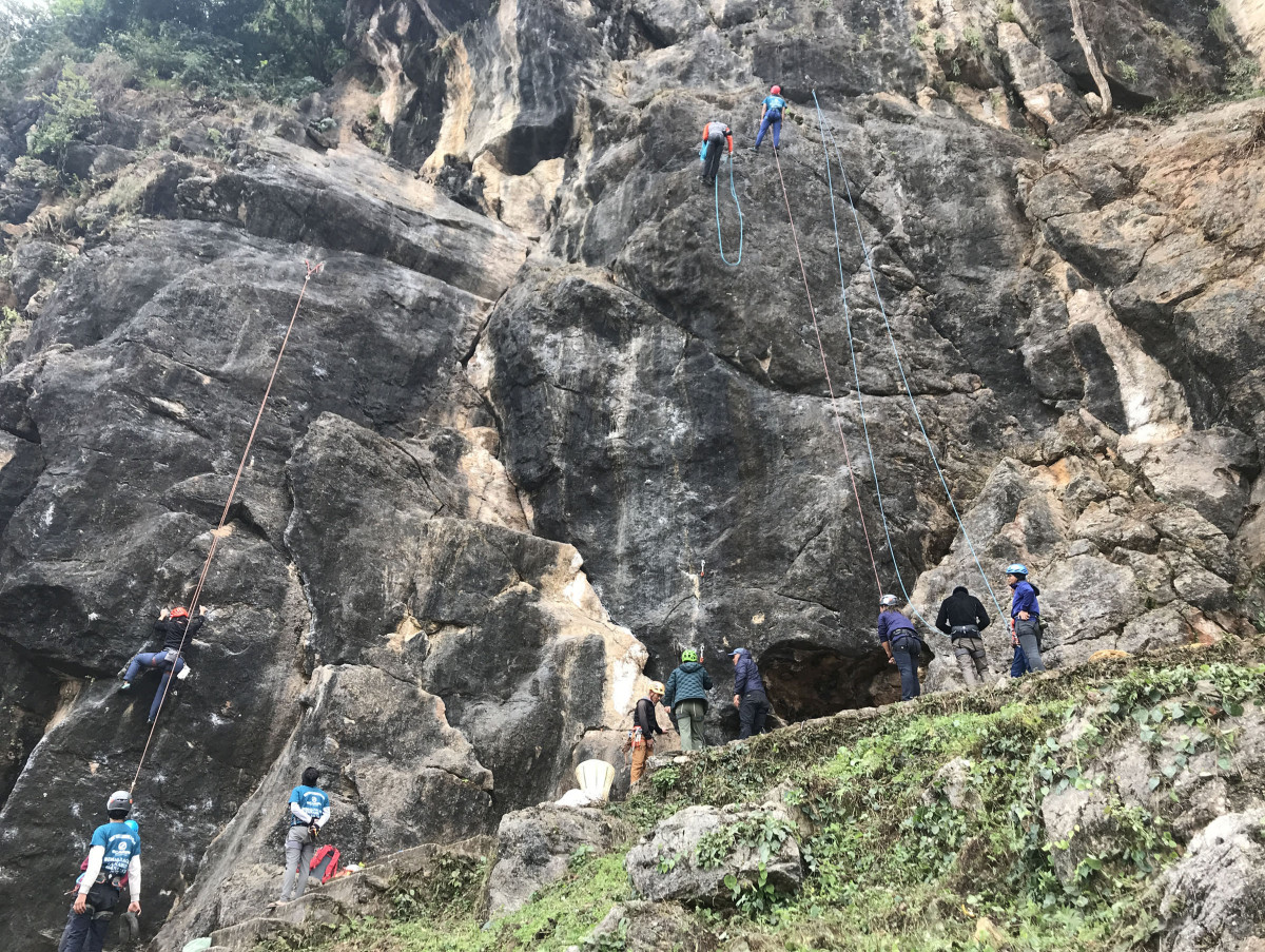 मुग्लिन–पोखरा सडक विस्तारको क्रममा  चुनपहरा भत्काउने होइन संरक्षण गर्नुपर्छ भन्दै रक क्लाइम्बिङ महोत्सव