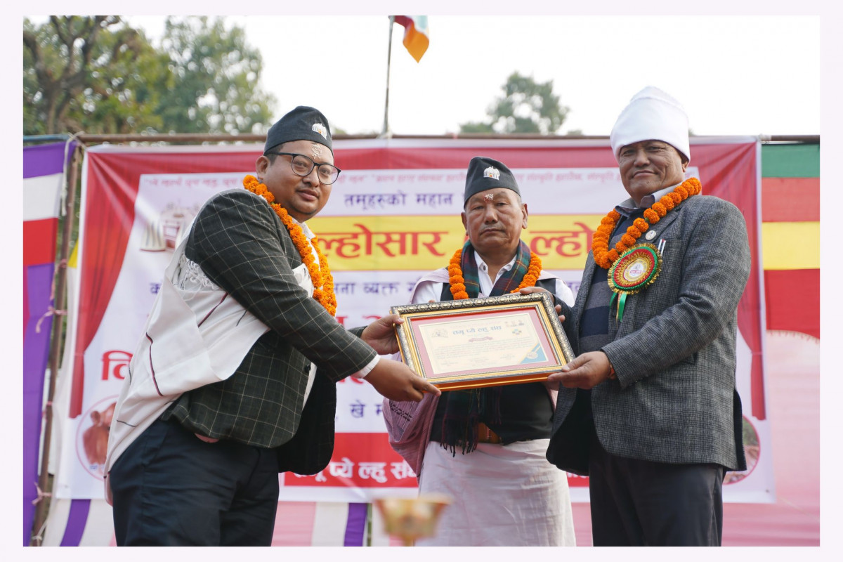 प्ये ल्हु संघ चितवनद्वारा इच्छाकामना न्युजका कार्यकारी सम्पादक चित्र सोल्टि गुरुङ सहित ३ जना सम्मानित