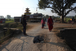 मुख्य मार्गको पुल भासिएर भ्वाङ, त्रासमा हिँड्नुपर्ने बाध्यता