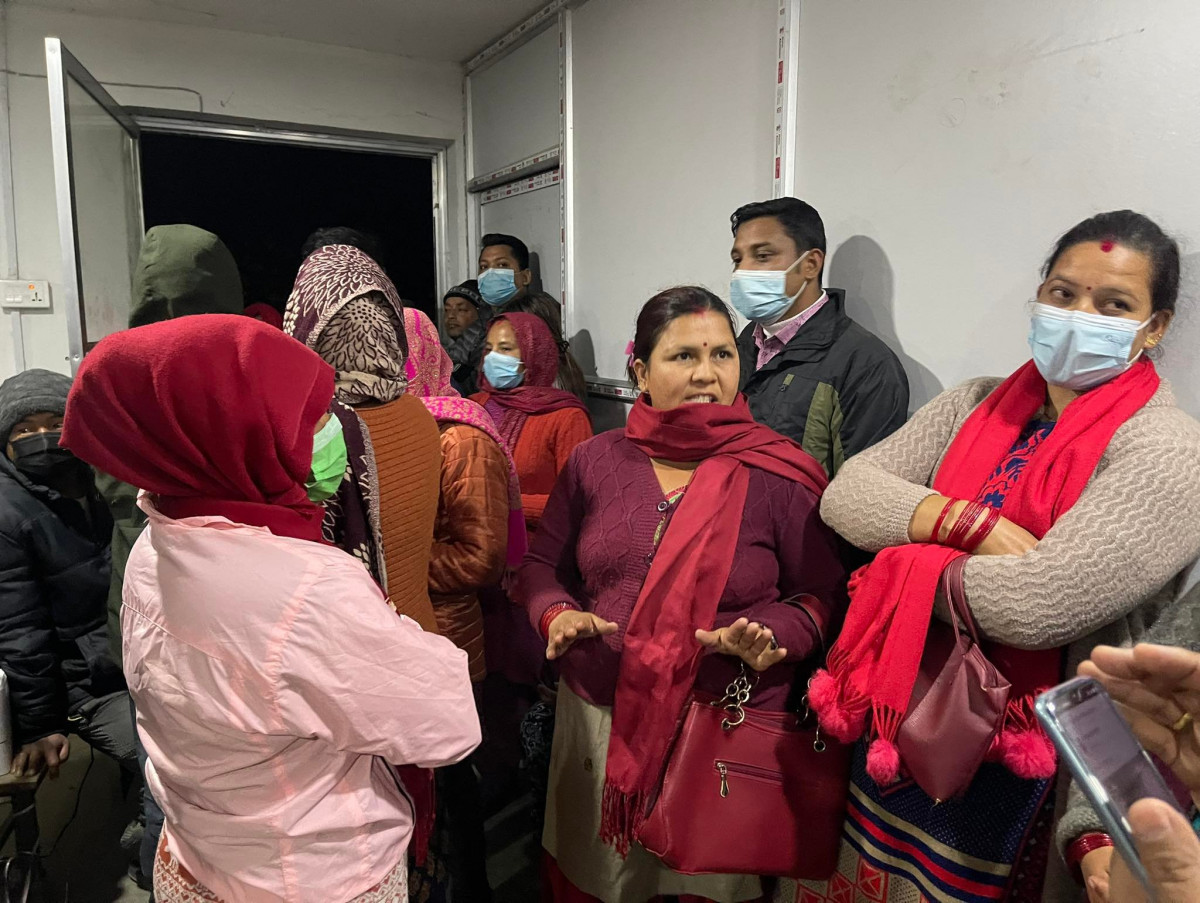 ‘गृहमन्त्रीको निर्देशन'मा मध्यरातमा मतदाता नामावली संकलन, विराेधमा एमालेले गर्‍याे प्रशासनमा तालाबन्दी