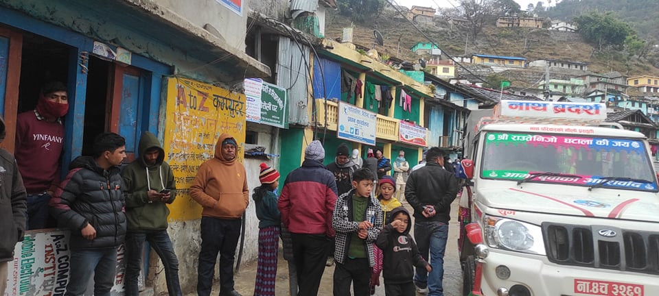 एमाले जिल्ला अधिवेशन : प्रतिनिधि सडकमा कठ्याग्रिँदै, नेता न्यानो कोठाभित्र सहमति खोज्दै