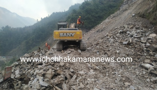 मुग्लिन नजिकै तोपेखोलामा सुख्खा पहिरो झर्‍यो, मुग्लिन-नारायणगढ सडक दुईतर्फी अवरुद्ध