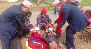छ घन्टा बोकेर भोकभोकै सदरमुकाम, इच्छाकामनाका अशक्त दुई चेपाङले पाए नागरिकता