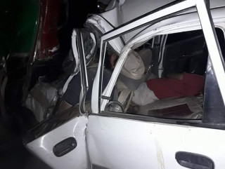 ट्रकमा कार ठाेक्कियाे, तीन जनाको मृत्यु