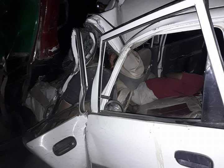 ट्रकमा कार ठाेक्कियाे, तीन जनाको मृत्यु