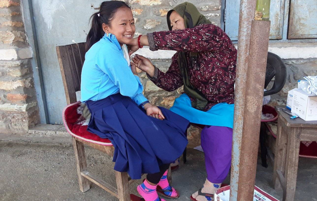 रत्ननगरका विद्यालयमा एचपिभीविरुद्धको खोप अभियान सुरू
