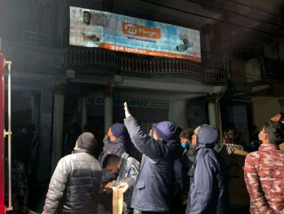 तुलसीपुर : जुत्ताचप्पल गाेदाममा आगलागी हुँदा ५ जनाकाे मृत्यु (अपडेट)
