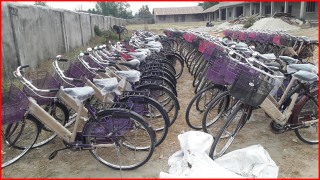 शिक्षामा बालिकाको पहुँच बढाउन बाँकेका स्थानीय तहले साइकल वितरण गर्दै 