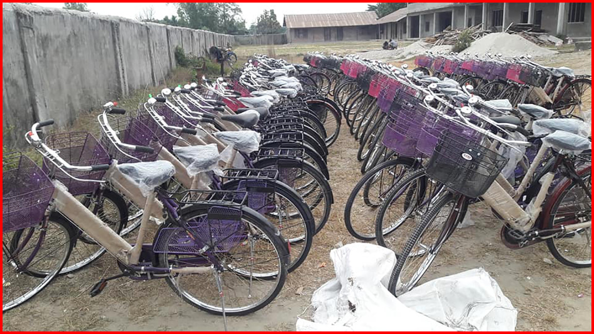 शिक्षामा बालिकाको पहुँच बढाउन बाँकेका स्थानीय तहले साइकल वितरण गर्दै 